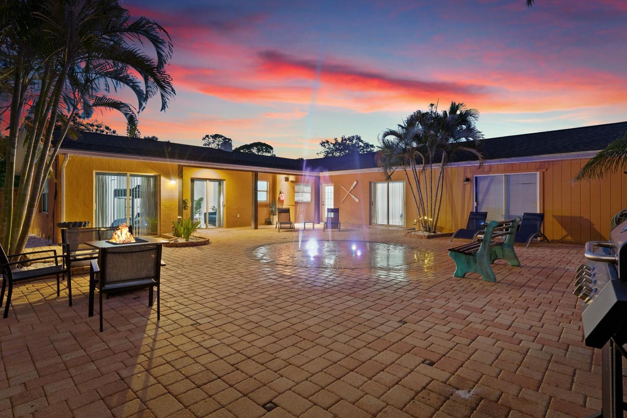 Coastal Villa W Amazing Courtyard - Splash Pad! 萨拉索塔 外观 照片