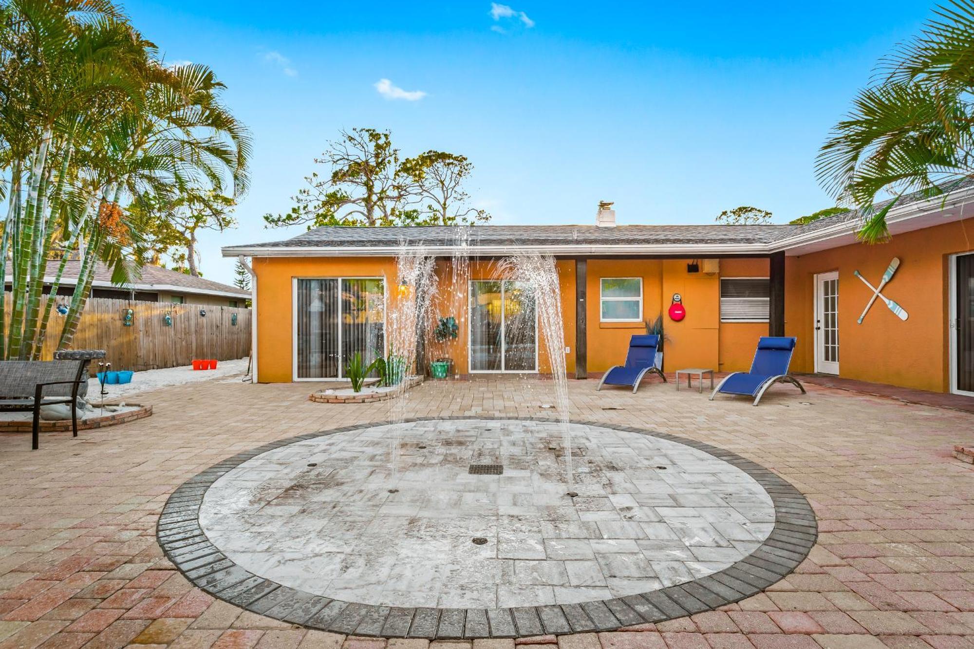 Coastal Villa W Amazing Courtyard - Splash Pad! 萨拉索塔 外观 照片